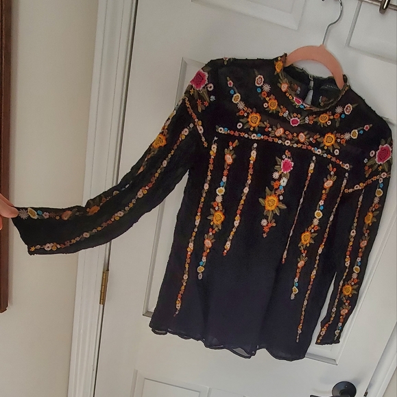 Exquisitely embroidered long sleeve blouse - Picture 2 of 8